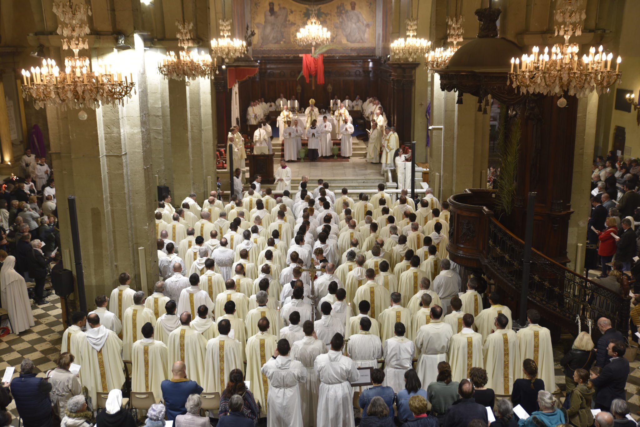 Quest ce que la messe chrismale Diocèse de Fréjus Toulon