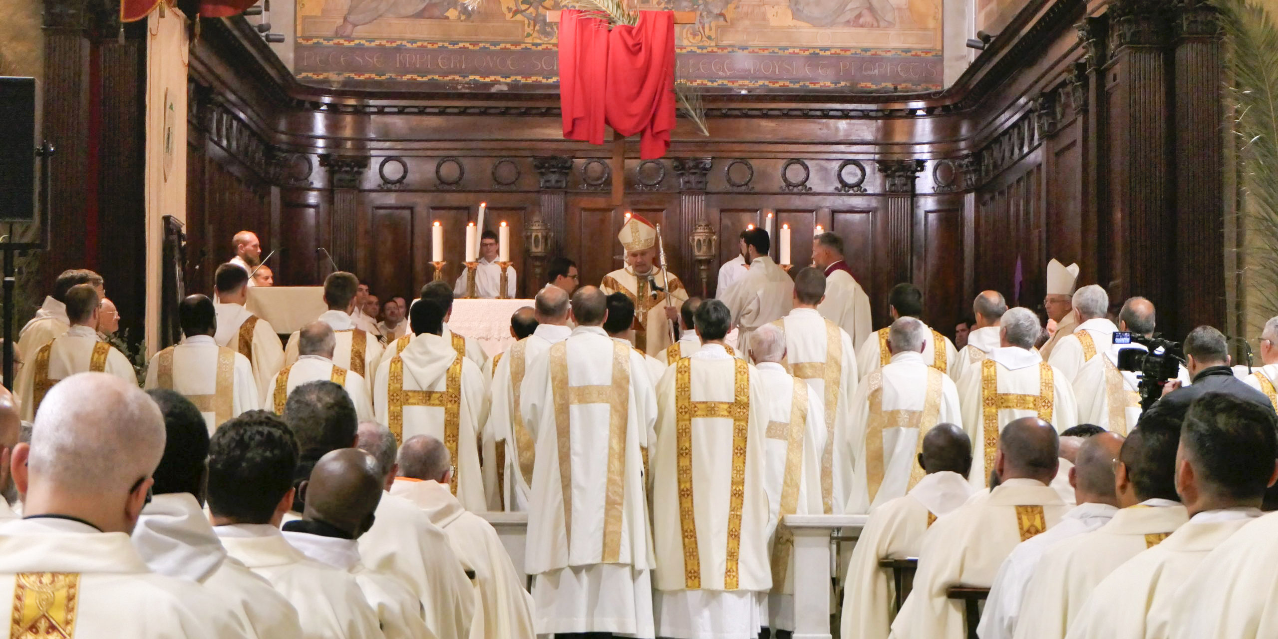 p3410544 messe chrismale cathedrale diacres tb scaled (2) (1)