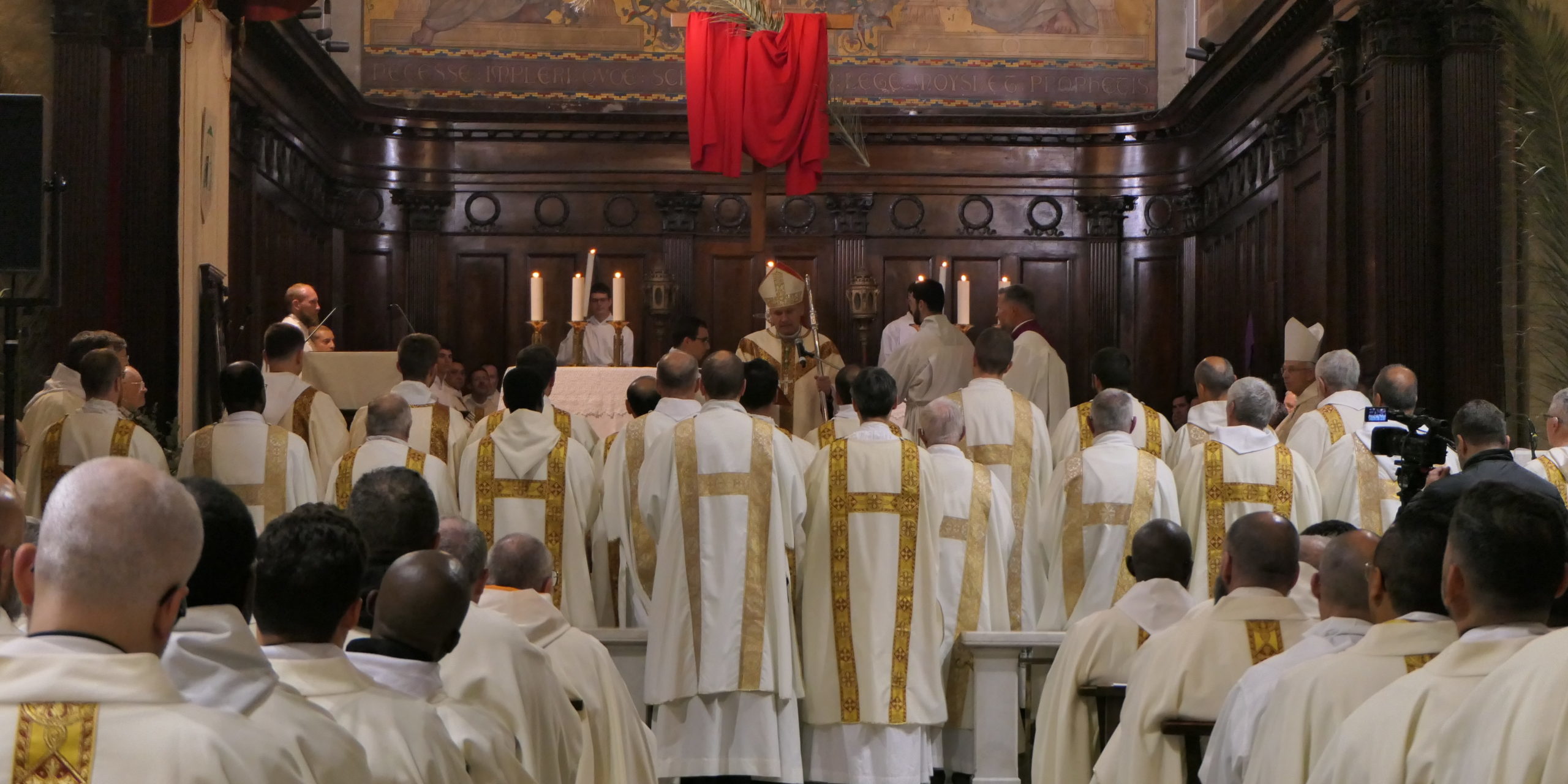 p3410544 messe chrismale cathedrale diacres tb