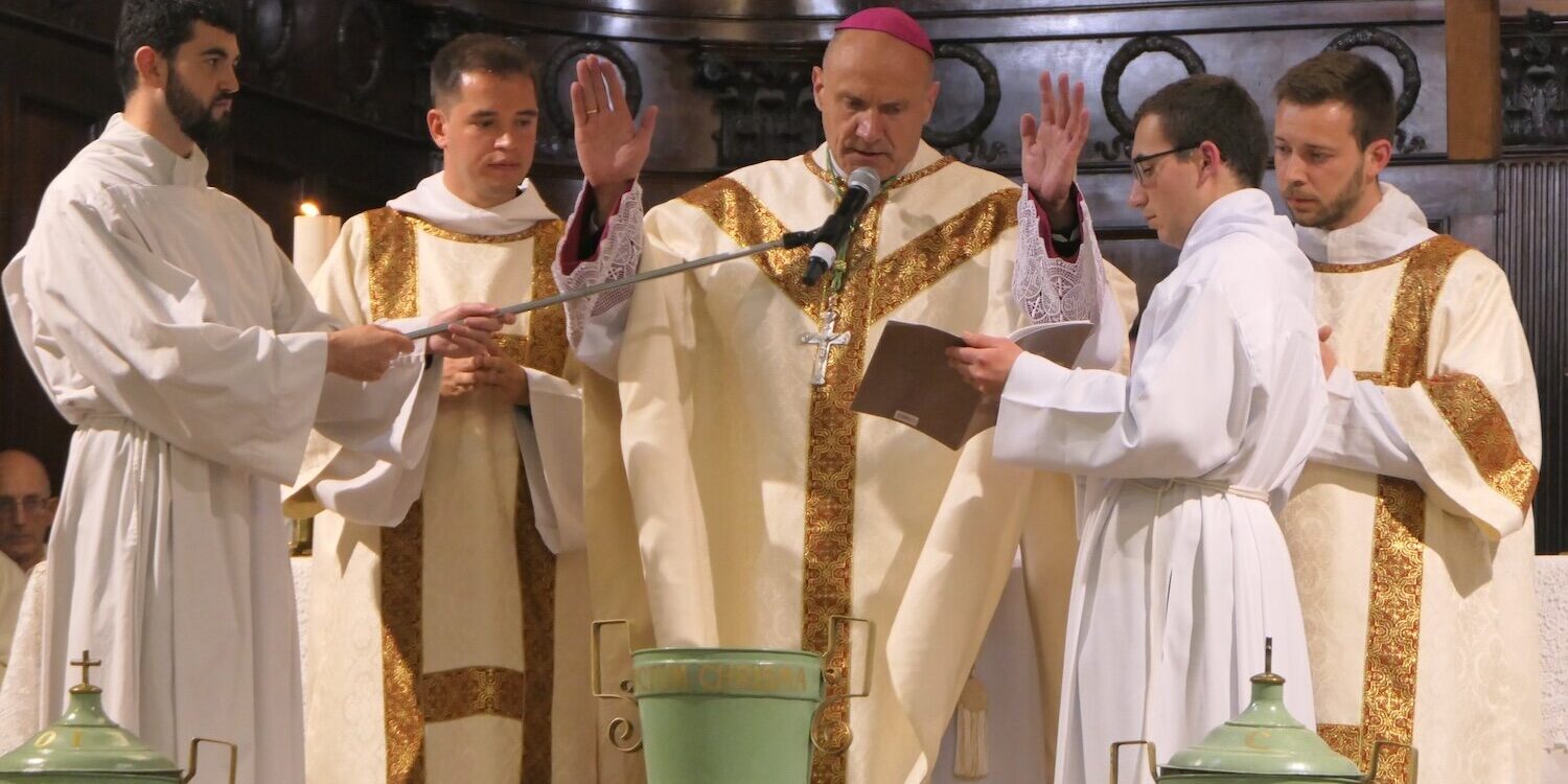 p3420349 messe chrismale cathedrale mgr touvet huile tb